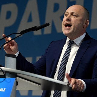 Der Landtagsabgeordnete Joachim Paul spricht im Parlament. Offenbar geht der AfD-Politiker gerichtlich gegen seinen Ausschluss von der Ludwigshafener OB-Wahl vor.
