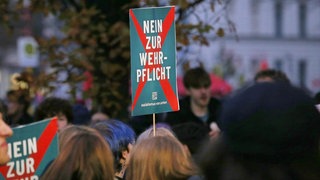 Junge Leute demonstrieren gegen den neuen Wehrdienst - auch in RLP wollen viele den Kriegsdienst verweigern