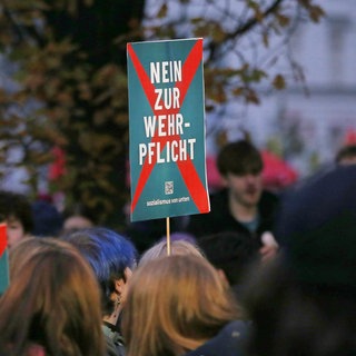 Junge Leute demonstrieren gegen den neuen Wehrdienst - auch in RLP wollen viele den Kriegsdienst verweigern