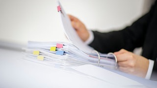 Sonderurlaub für Spitzenbeamte in Rheinland-Pflalz sorgt schon länger für Unruhe. Jetzt wurden widersprüchliche Rechtsgutachten zum Thema vorgelegt. 