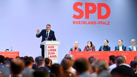Alexander Schweitzer (SPD), Ministerpräsident in Rheinland-Pfalz, hat beim Landesparteitag der SPD Rheinland-Pfalz das Wahlprogramm vorgestellt.