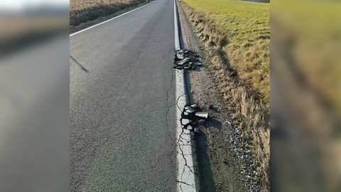 Die Kreisstraße zwischen Niedererbach und Görgeshausen ist am Fahrbahnrand beschädigt.