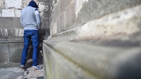 Immer wieder werden Kirchen Schauplatz von Vandalismus. Wildpinkeln verursacht hygienische Probleme und gefährdet die Bausubstanz der Gebäude.