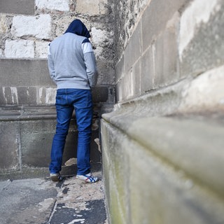 Immer wieder werden Kirchen Schauplatz von Vandalismus. Wildpinkeln verursacht hygienische Probleme und gefährdet die Bausubstanz der Gebäude.