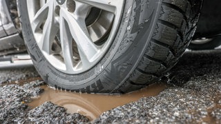 Der Verfall der Kreisstraßen in Rheinland-Pfalz hat laut Landesrechnungshof erneut zugenommen. (Symbolbild)