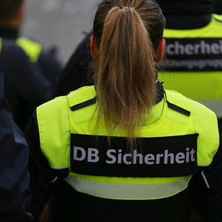 Nach dem tödlichen Angriff auf den Zugbegleiter Serkan C. werden die Stimmen nach mehr Sicherheit für Bahn-Bedienstete lauter. 