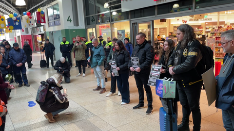 Am Mittwoch gab es unter anderem im Hauptbahnhof Mainz eine Schweigeminute für den getöteten Zugbegleiter Serkan C.