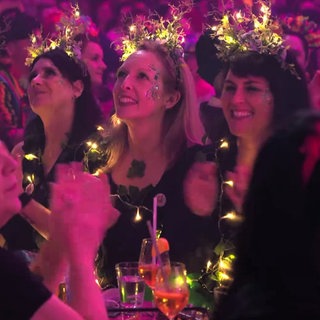 Frauen beim Rosa Karneval in Trier