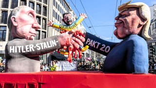 Motivwagen bei RoMo in Düsseldorf - Putin und Trump zerquetschen die Ukraine