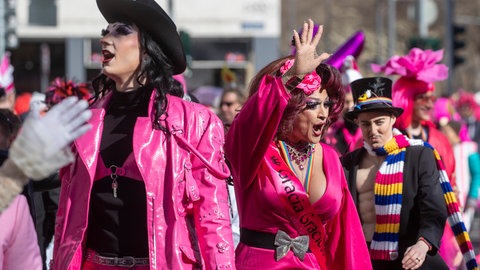 Beim Rosenmontagszug wird in Köln Alaaf und in Mainz Helau gerufen.