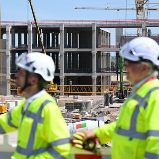 Blick auf die Baustelle für den neuen Pharmastandort des US-Pharmakonzerns Eli Lilly. Die Wirtschaft in Rheinland-Pfalz steht weiter unter Druck, so eine Umfrage der IHK. Es gibt aber teils auch erste Anzeichen für eine leichte Erholung.