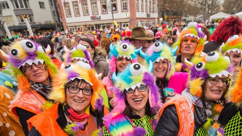 Kostümierte Närrinnen in Mainz - Mit der Weiberfastnacht starten die närrischen Tage
