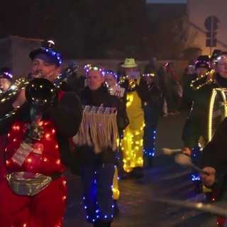 Musiker während eines Karneval-Umzugs im Dunkeln