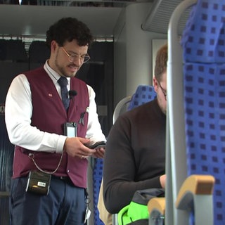 Ein Zugbegleiter bei seiner Arbeit