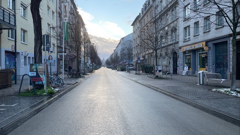 Die leere Boppstraße in Mainz am frühen Montagmorgen. Hier startet wenige Stunden später der Rosenmontagszug.
