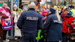 Die Polizei zeigte an Rosenmontag wieder starke Präsenz auf den Straßen von Mainz. Ihr Fazit fällt in diesem Jahr insgesamt positiv aus.  