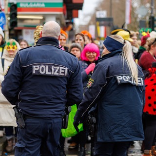 Die Polizei zeigte an Rosenmontag wieder starke Präsenz auf den Straßen von Mainz. Ihr Fazit fällt in diesem Jahr insgesamt positiv aus.  
