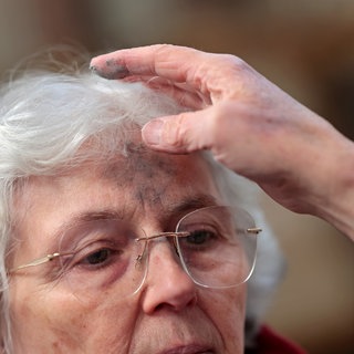 Am Aschermittwoch beginnt für Christen die Fastenzeit. In der Kirche bekommen katholische Christen das namensgebende Aschenkreuz auf die Stirn gemalt. 