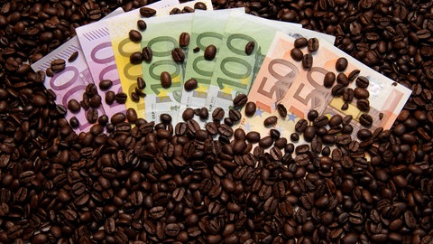 Geld steckt in Kaffeebohnen