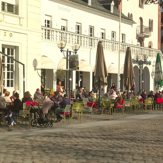 Menschen sitzen draußen