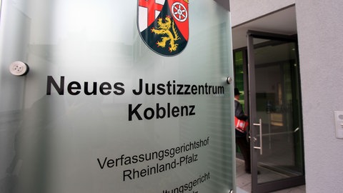 Der rheinland-pfälzische Verfassungsgerichtshof Rheinland-Pfalz hat einen Eilantrag der AfD gegen das Fraktionsgesetz des Landtags abgewiesen. Mitarbeiter der Fraktionen dürfen vorerst weiter auf ihre Verfassungstreue hin überprüft werden.