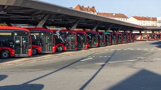 Der Warnstreik im öffentlichen Nahverkehr in Rheinland-Pfalz wird am Samstag fortgesetzt.