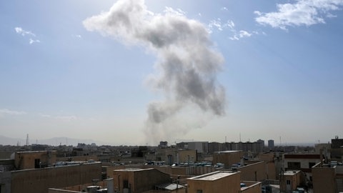 Rauch steigt nach einer Explosion in Teheran auf. 
