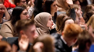 Studenten sitzen im Hörsaal: Viele warten monatelang auf ihr Bafög