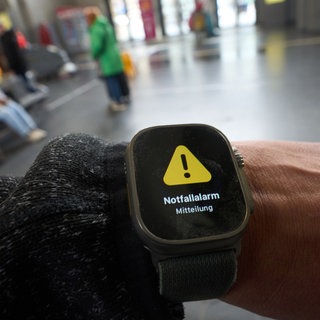Ein Warnhinweis wird am landesweiten Warntag in RLP mit zentralem Probealarm auf einer Smartwatch angezeigt. 