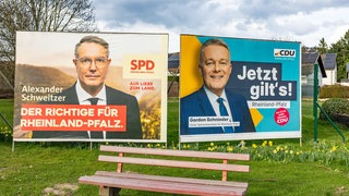 Großflächen-Wahlplakate der SPD mit Ministerpräsident Alexander Schweitzer (links) und der CDU mit Spitzenkandidat Gordon Schnieder (rechts) zur Landtagswahl in RLP am 22. März 2026.