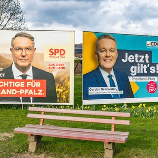 Großflächen-Wahlplakate der SPD mit Ministerpräsident Alexander Schweitzer (links) und der CDU mit Spitzenkandidat Gordon Schnieder (rechts) zur Landtagswahl in RLP am 22. März 2026.