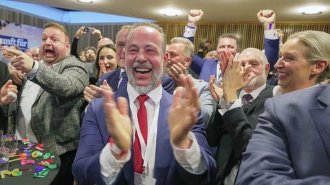 AfD-Spitzenkandidat Jan Bollinger feiert das Wahlergebnis seiner Partei.