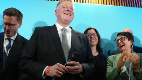 Gordon Schnieder, Spitzenkandidat der CDU, bei der Landtagswahl in Rheinland-Pfalz spricht zu seinen Anhaengern nach den ersten Hochrechnungen. 