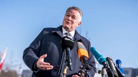 CDU-Spitzenkandidat Gordon Schnieder spricht am Morgen nach der Landtagswahl in Rheinland-Pfalz in Berlin zu Journalisten.