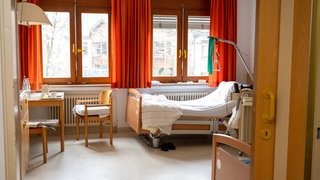 Blick in das leere Zimmer eines Pflegeheims (Archivbild)