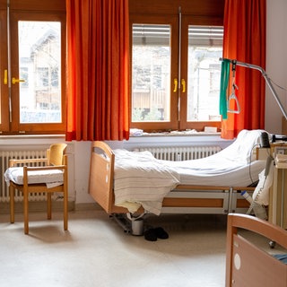 Blick in das leere Zimmer eines Pflegeheims (Archivbild)