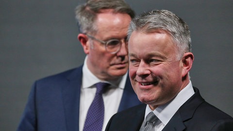 Alexander Schweitzer (l.) und Gordon Schnieder am Abend der Landtagswahl in Rheinland-Pfalz