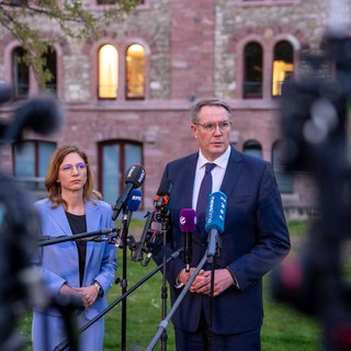 Sabine Bätzing-Lichtenthäler, Landes-Chefin der SPD in Rheinland-Pfalz, und Ministerpräsident Alexander Schweitzer (SPD) geben bekannt, wer die Koalitions-Verhandlungen führen wird.