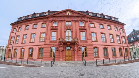 Außenaufnahme des Landtages in Mainz. Nach dem Wahlsieg der AfD wird die Partei dort künftig mit 24 Mitglieder vertreten sein.   