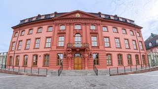 Außenaufnahme des Landtages in Mainz. Nach dem Wahlsieg der AfD wird die Partei dort künftig mit 24 Mitglieder vertreten sein.   