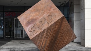 Metallwuerfel mit SPD-Schriftzug am Eingang zum Willy-Brandt-Haus in Berlin, der Bundeszentrale der Sozialdemokratischen Partei Deutschlands. 