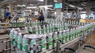 Abfüllanlage in einer Produktionsanlage von Werner & Mertz. Die Marke Frosch für Reinigungs- und Pflegemittel gehört zum Mainzer Unternehmen. Die Mittel sind pflanzenbasiert, die Verpackung aus Plastik, das zu 100 Prozent recyclet ist. Von der Energiekrise bleibt das Unternehmen deshalb weitgehend unbeeindruckt.