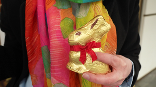 Reporterin Anna-Carina Blessmann mit einem Schokohasen