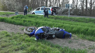 Ein kaputtes Motorrad nach einem tödlichen Unfall auf der L 98 bei Ochtendung 