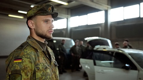 Der Ausbildungssoldat Tim bei einer Übung für Rekruten im Grundwehrdienst