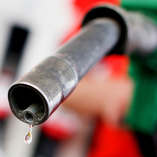 Benzin tropft aus einem Tankrüssel.