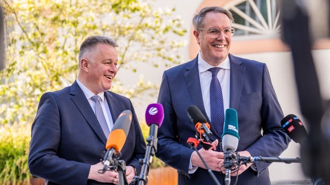 Gordon Schnieder (l, CDU) und Alexander Schweitzer (r, SPD) bei der Pressekonferenz zum Abschluss der Sondierungsgespräche. 