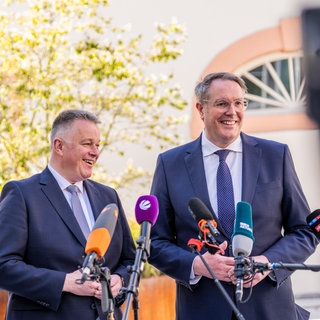 Gordon Schnieder (l, CDU) und Alexander Schweitzer (r, SPD) bei der Pressekonferenz zum Abschluss der Sondierungsgespräche. 
