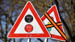 Ein Vorfahrt-Achten-Schild mit einem schwarzen und einem roten Punkt als Symbol für eine Große Koalition