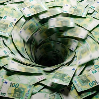 Mehrere 100-Euro-Scheine werden in einen Sog gezogen.